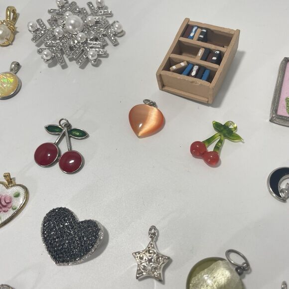 Lot of 40+ Mixed Pendants Charms Hearts Enamel Rhinestone Vintage Craft - Picture 5 of 6